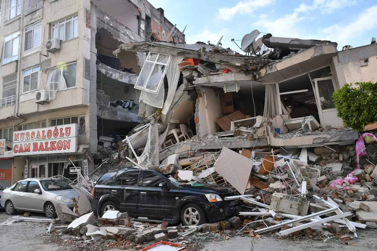 Thousands Missing In Venezuela as Twin Earthquake Casualties Near 1,500 2 Collapsed building during death toll nears 1,500 in Venezuela twin quakes